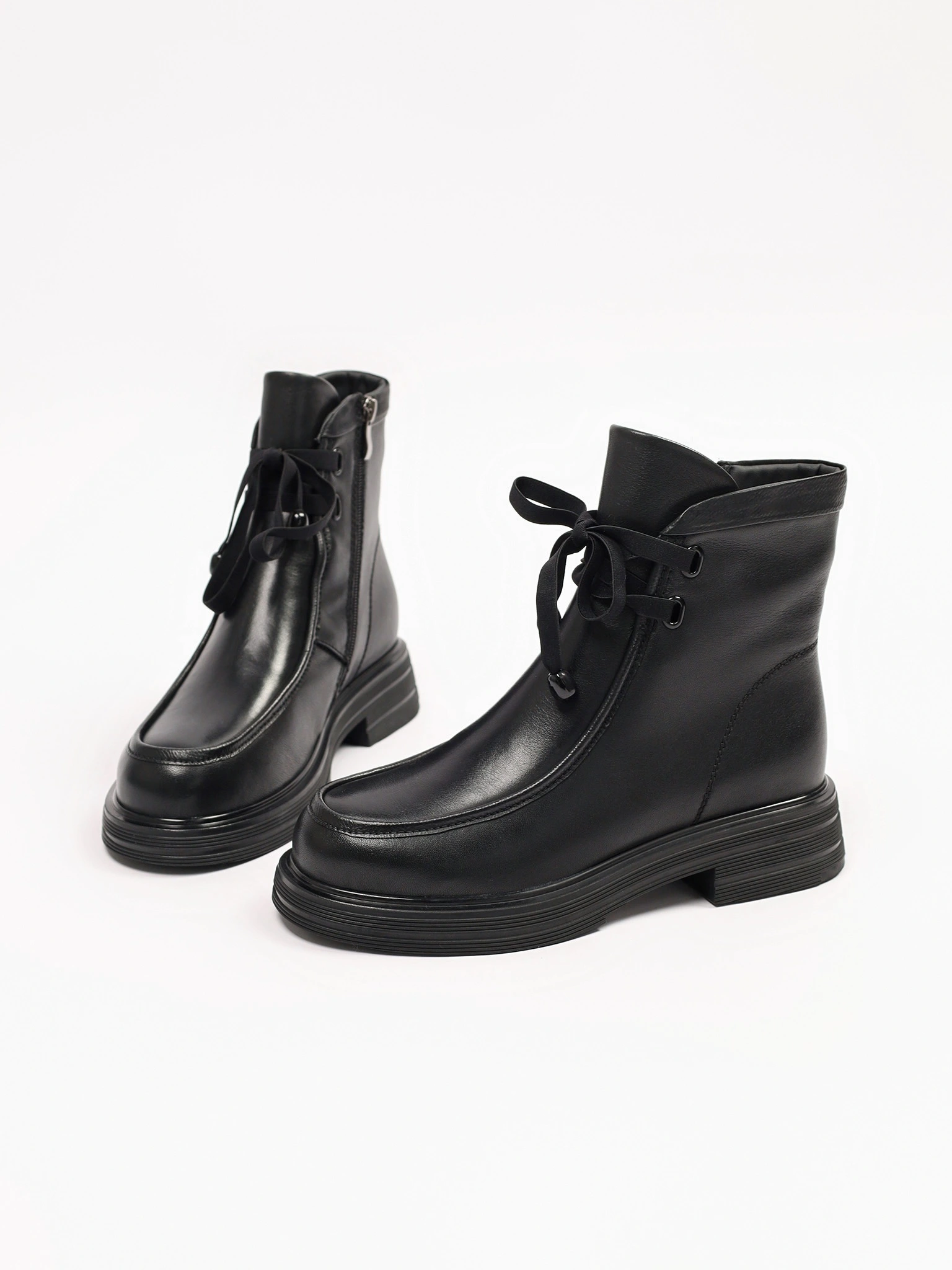 Ботинки черного цвета на среднем каблуке